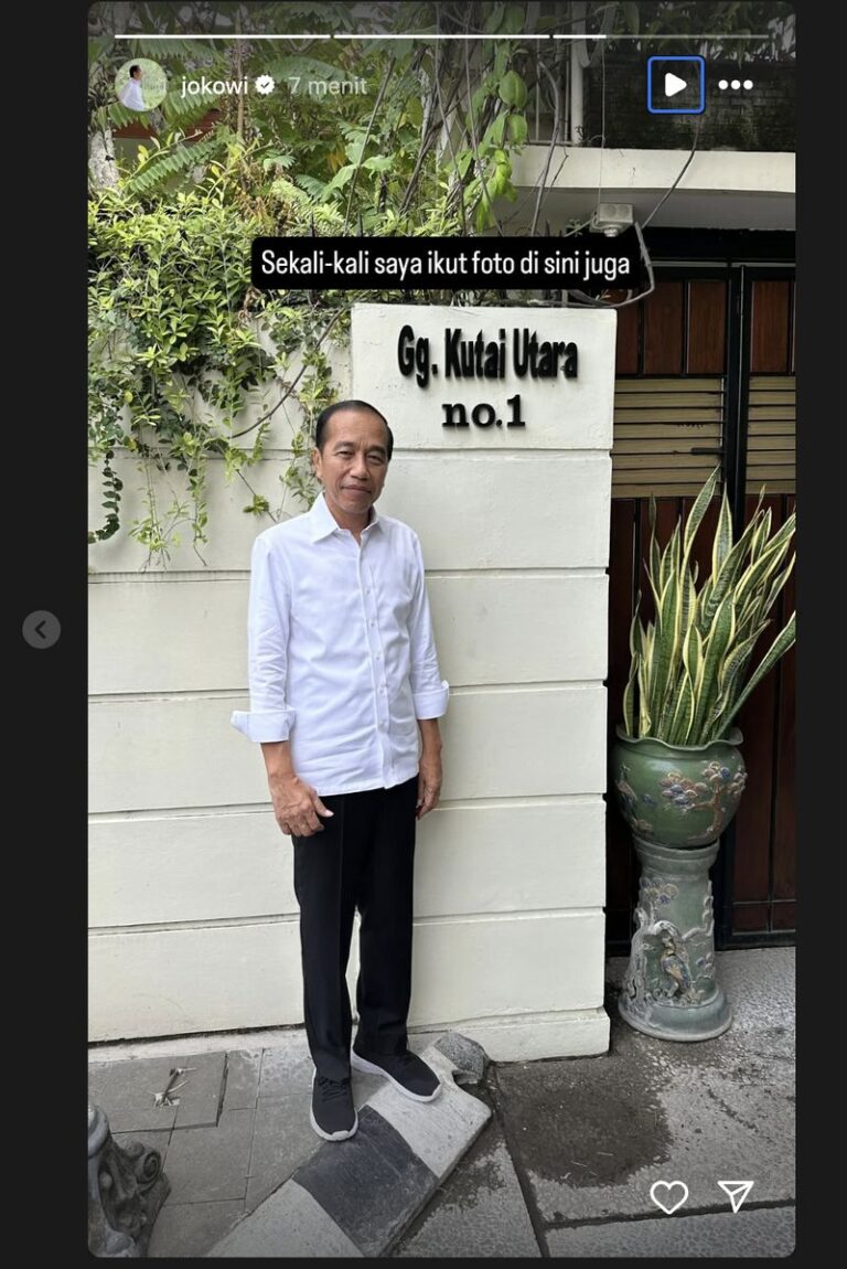 jokowi-berpose-di-depan-rumah-sendiri